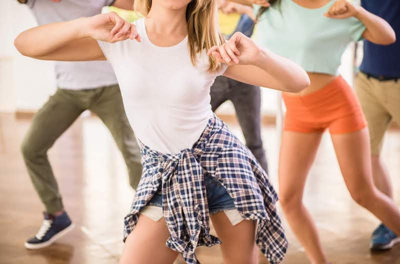 踊っている人たち