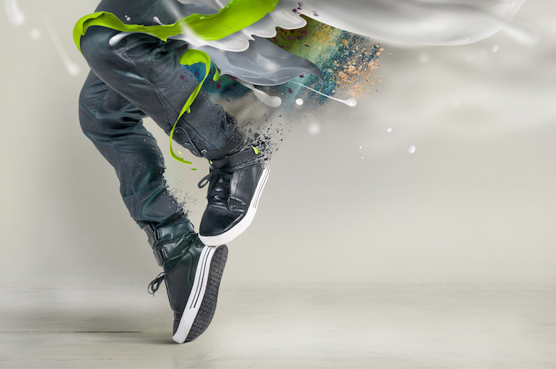 スニーカーを履いている足